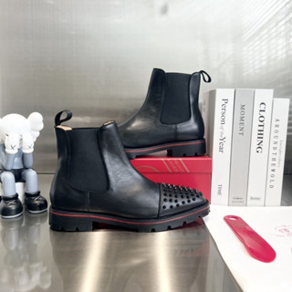 CHRISTIAN LOUBOUTIN รองเท้าบูทหนัง ข้อกลาง พื้นสีแดง แฟชั่นสําหรับผู้ชาย