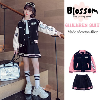 Blossom Kids Childrens Suit ชุดกีฬาฤดูใบไม้ผลิฤดูใบไม้ร่วงของเด็กผู้หญิง เสื้อแจ็คเก็ตทรงเบสบอลตาข่ายสีแดงสไตล์เกาหลีกระโปรงจีบ ชุดสองชิ้นสำหรับเด็ก