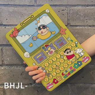 【Crayon Shin-chan】เคสใสไอแพด กันกระแทก เคสแท็บเล็ต CASE FOR IPAD มีช่องใส่ปากกา ทุกรุ่น หลังใส ฝาพับ เคส iPad Air4/5 10.9inch / 10.2 Gen7/8/9 เคสสำหรับ iPad 10.5Air3/iPad9.7Air1-2gen5-6/iPad 2017-2018/ipad mini 1/2/3/4/5/6