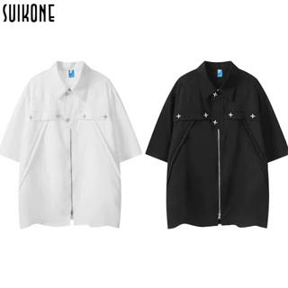 Suikone  เสื้อเชิ้ตผู้ชายแขนสั้นแฟชั่นเรียบง่ายสไตล์ฮาราจูกุซิปเสื้อสีทึบหลวมแขนสั้นด้านบนทั้งชายและหญิงสามารถสวมใส่ได้