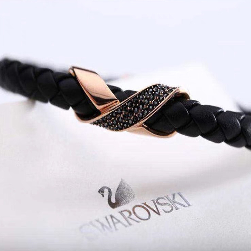 ✨พร้อมส่ง✨Swarovski สร้อยข้อมือเชือกหนังถัก สีดํา หรูหรา ของขวัญวันเกิด สําหรับคู่รัก