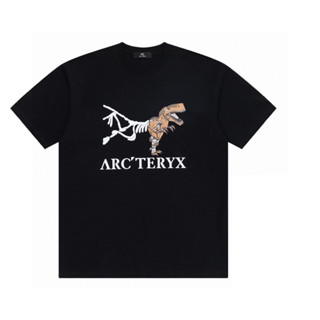 Arcteryx เสื้อยืดแขนสั้นลําลอง ผ้าฝ้าย ระบายอากาศได้ดี พิมพ์ลายโลโก้ไดโนเสาร์ ทรงหลวม สไตล์คลาสสิก สําหรับผู้ชาย และผู้หญิง