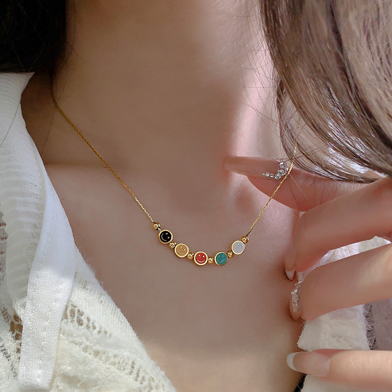 สร ้ อยคอสแตนเลสหน ้ ายิ ้ มอีพ ็ อกซี ่ สีทอง 18K สร ้ อยคอไม ่ ซีดจาง