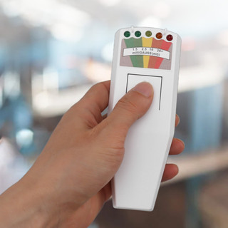 เครื่องตรวจจับรังสีนิวเคลียร์ Geiger Counter Light Indicator Alarm Easy Operation Handheld Radiation Meter สําหรับครัวเรือน