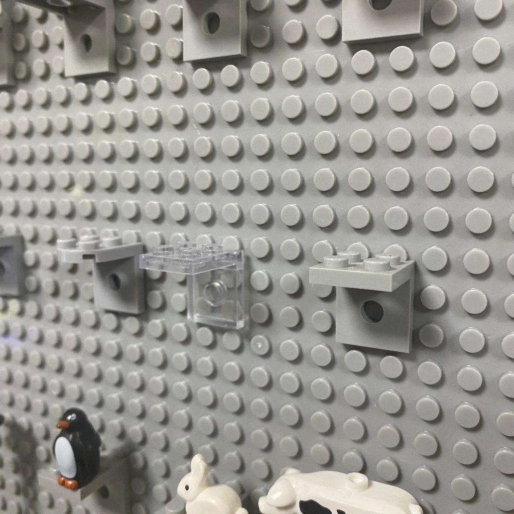 50PCS 2X2 Dot People Holder แผ่นรองพื้นติดผนัง DIY MOC Display Stand Building Block หมายเลขชิ้นส่วน 3956 ของเล่นเด็ก