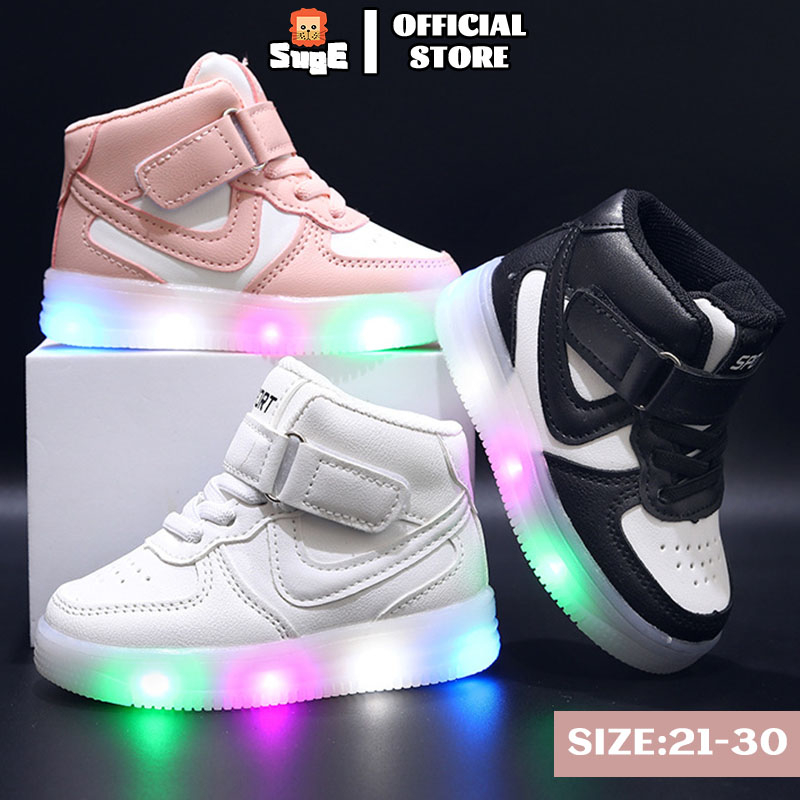 SUGE รองเท้ากีฬา ระบายอากาศ มีไฟ LED แฟชั่นฤดูร้อน สําหรับเด็ก