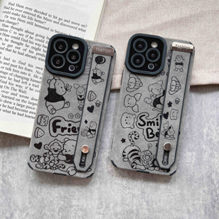 เคสโทรศัพท์มือถือ ลายการ์ตูนหมีพูห์น่ารัก พร้อมสายคล้องข้อมือ สําหรับ เคส iPhone 15 plus 15 pro max 14 plus 14 pro max 11 pro max 12 pro 13 pro max case