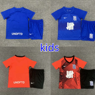 {kids} เสื้อกีฬาแขนสั้น ลายทีมฟุตบอล Birmingham City Jersey 23/24 สําหรับเด็ก