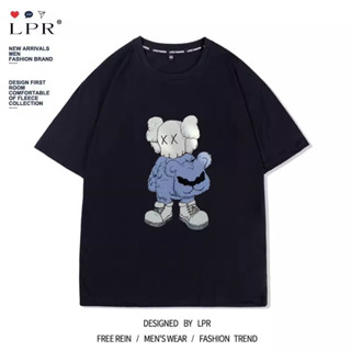 Uniqlo Kaws เสื้อยืดแขนสั้น ผ้าฝ้าย ทรงหลวม สีแดง แฟชั่นสําหรับเด็กผู้ชาย