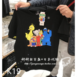 Uniqlo Kaws เสื้อยืดแขนสั้น ผ้าฝ้าย ทรงหลวม สีแดง แฟชั่นสําหรับเด็กผู้ชาย