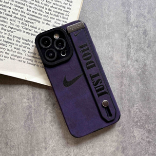 เคสโทรศัพท์มือถือ ลาย Nike สีพื้น พร้อมสายคล้องข้อมือ สําหรับ เคส iPhone 13 pro max 12 pro max เคส iPhone 11 case