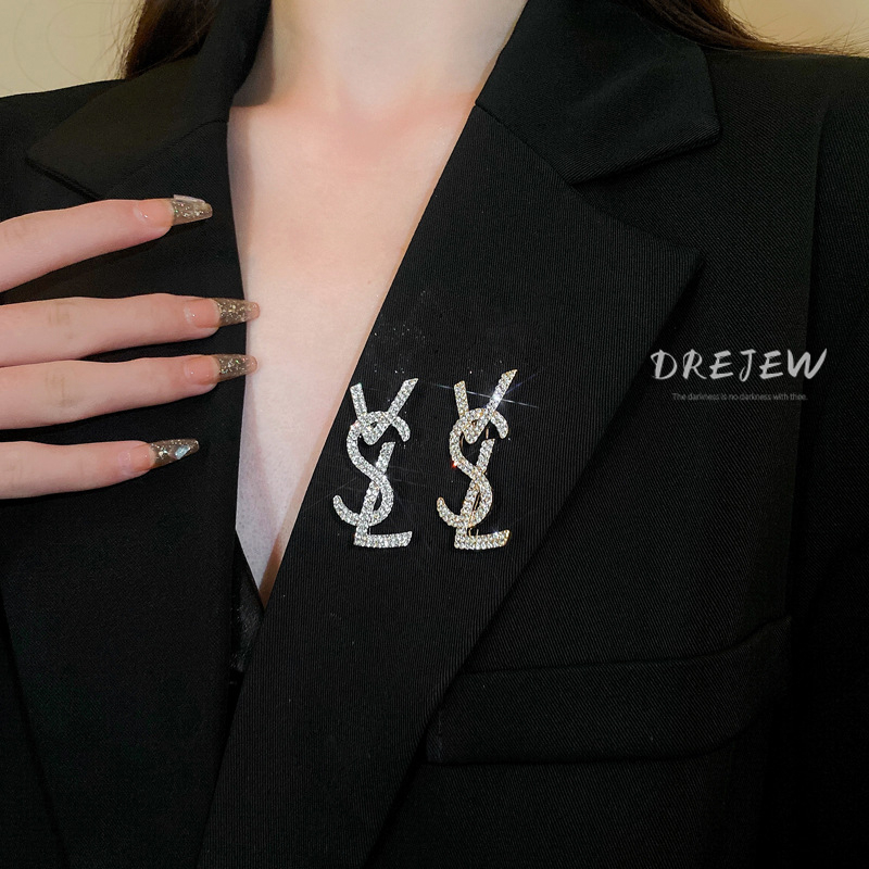 DREJEW เกาหลี เบา หรูหรา เพชร ตัวอักษร เข็มกลัดเฉพาะ แฟชั่น corsage ที่เรียบง่าย อารมณ์ ระดับไฮเอนด์ เครื่องประดับสูท