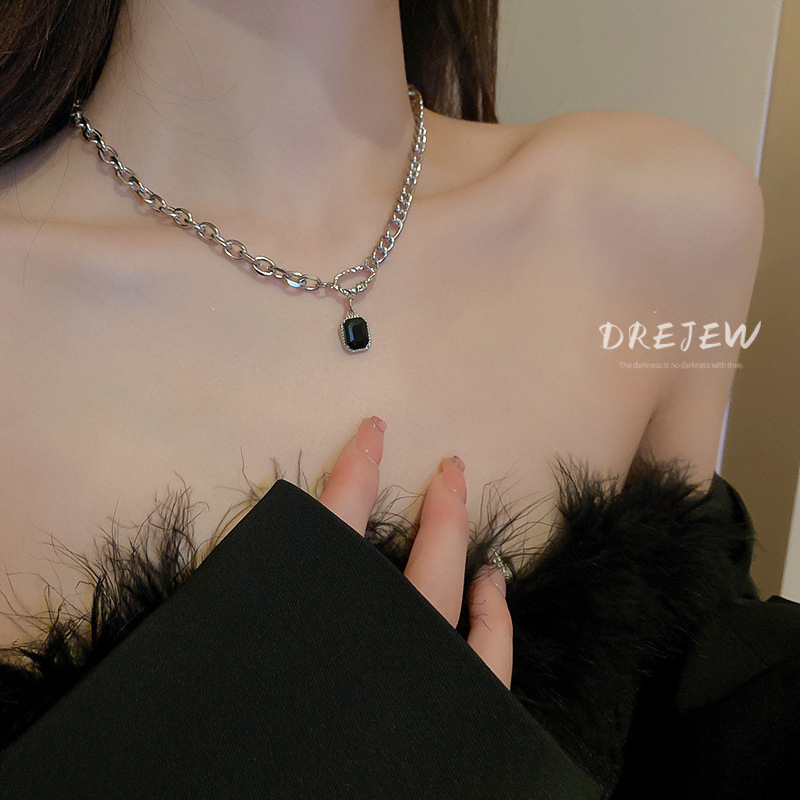 DREJEW สร้อยคอโซ่เหล็กไทเทเนียม ทรงสี่เหลี่ยม ประดับเพชร สไตล์ฮิปฮอป ญี่ปุ่น และเกาหลี ป้องกันอาการแพ้ แฟชั่นสําหรับผู้หญิง
