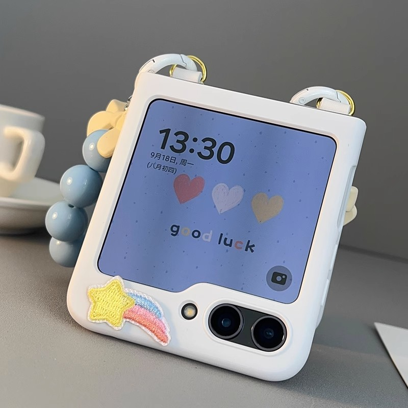 Samsung Galaxy Z Flip 5 6 เคสโทรศัพท์สีขาวน่ารัก พร้อมเชือกคล้องลูกปัดสีน้ำเงิน zflip5 z Flip5 ZFLIP6