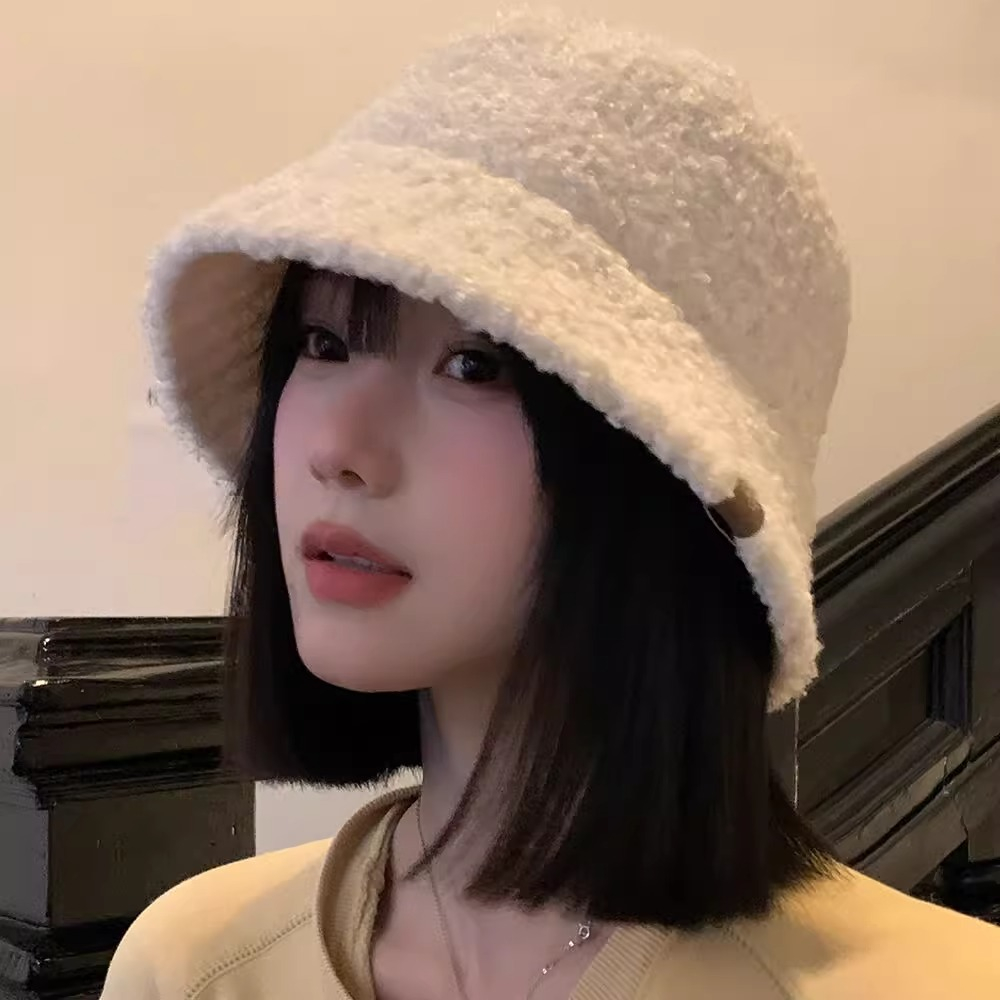 หมวกบักเก็ต ผ้าฟลีซ ผ้ากํามะหยี่ขนนิ่ม ขนาดเล็ก ให้ความอบอุ่น สีขาว สไตล์เกาหลี และญี่ปุ่น เหมาะกับฤดูใบไม้ร่วง และฤดูหนาว สําหรับผู้หญิง