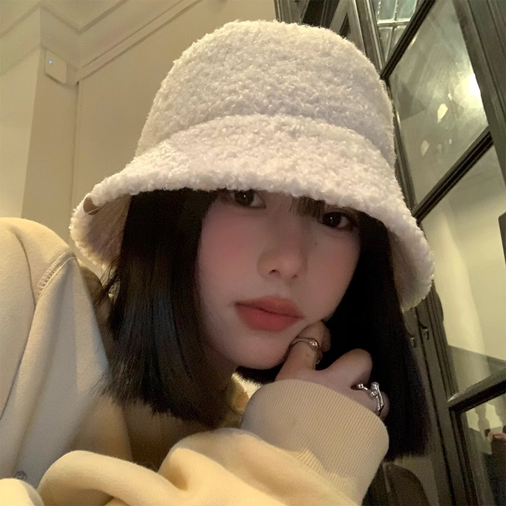 หมวกบักเก็ต ผ้าฟลีซ ผ้ากํามะหยี่ขนนิ่ม ขนาดเล็ก ให้ความอบอุ่น สีขาว สไตล์เกาหลี และญี่ปุ่น เหมาะกับฤดูใบไม้ร่วง และฤดูหนาว สําหรับผู้หญิง