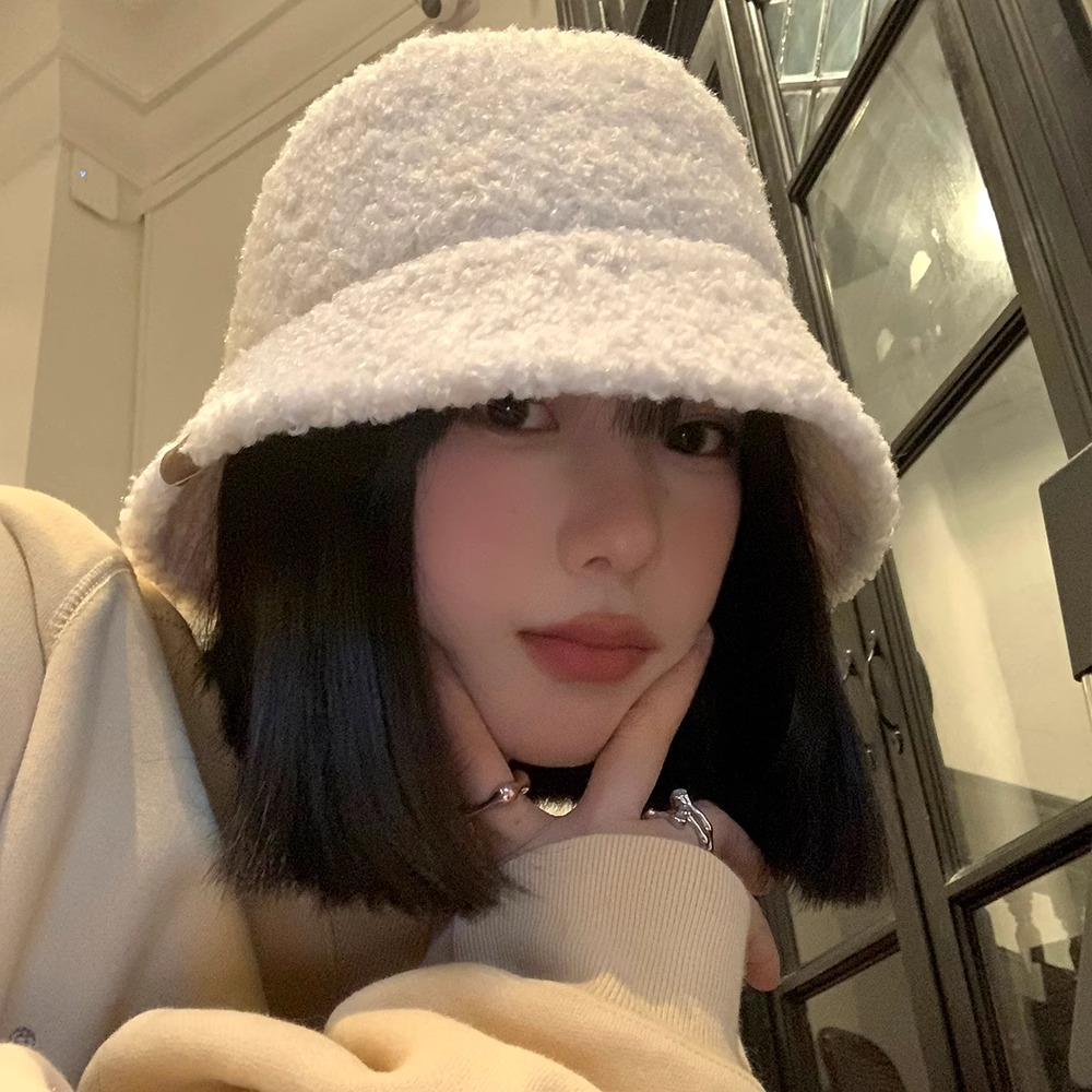 หมวกบักเก็ต ผ้าฟลีซ ผ้ากํามะหยี่ขนนิ่ม ขนาดเล็ก ให้ความอบอุ่น สีขาว สไตล์เกาหลี และญี่ปุ่น เหมาะกับฤดูใบไม้ร่วง และฤดูหนาว สําหรับผู้หญิง