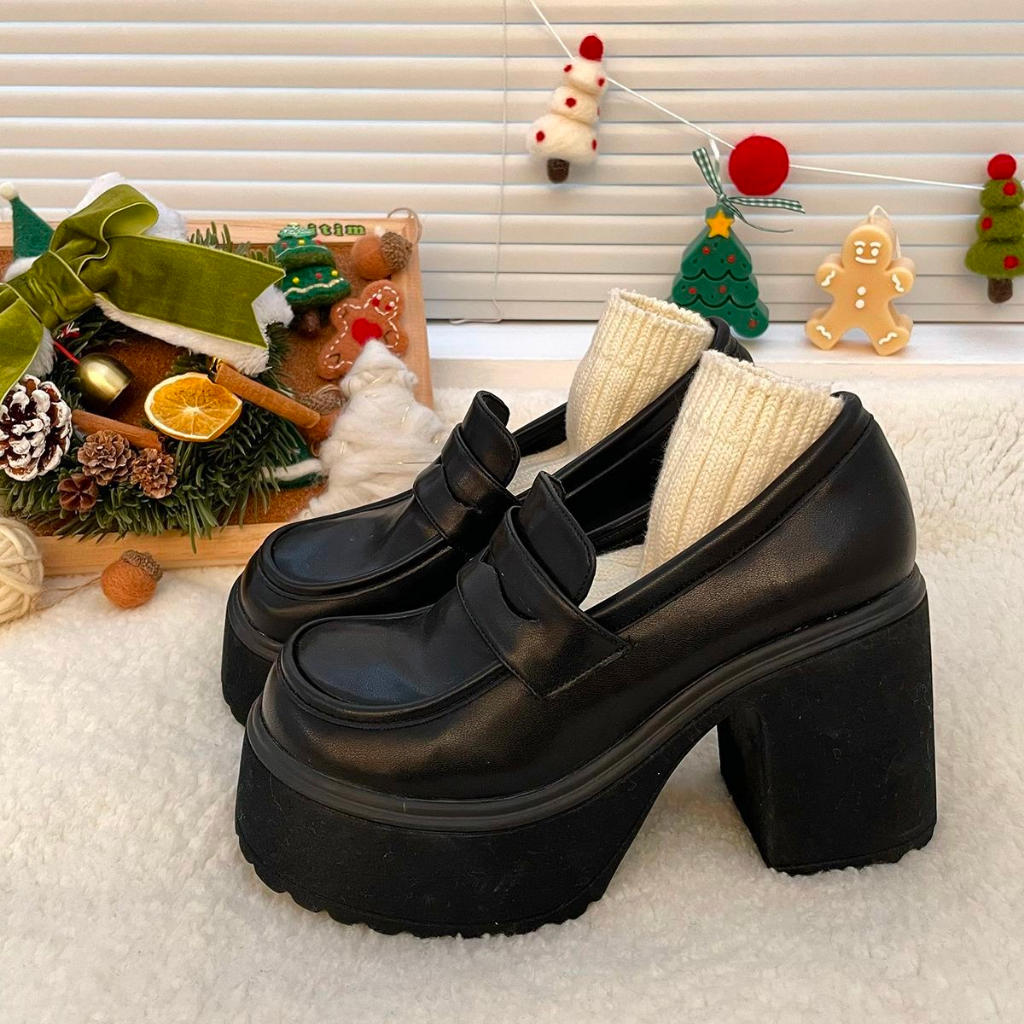 JINxCHOY SHOES รองเท้าโลฟเฟอร์ หนัง PU ส้นหนา หัวกลม ระบายอากาศ เข้ากับทุกการแต่งกาย สไตล์เกาหลีเรโทร สําหรับผู้หญิง Y2K รองเท้านักเรียน ราคาส่ง จากโรงงาน