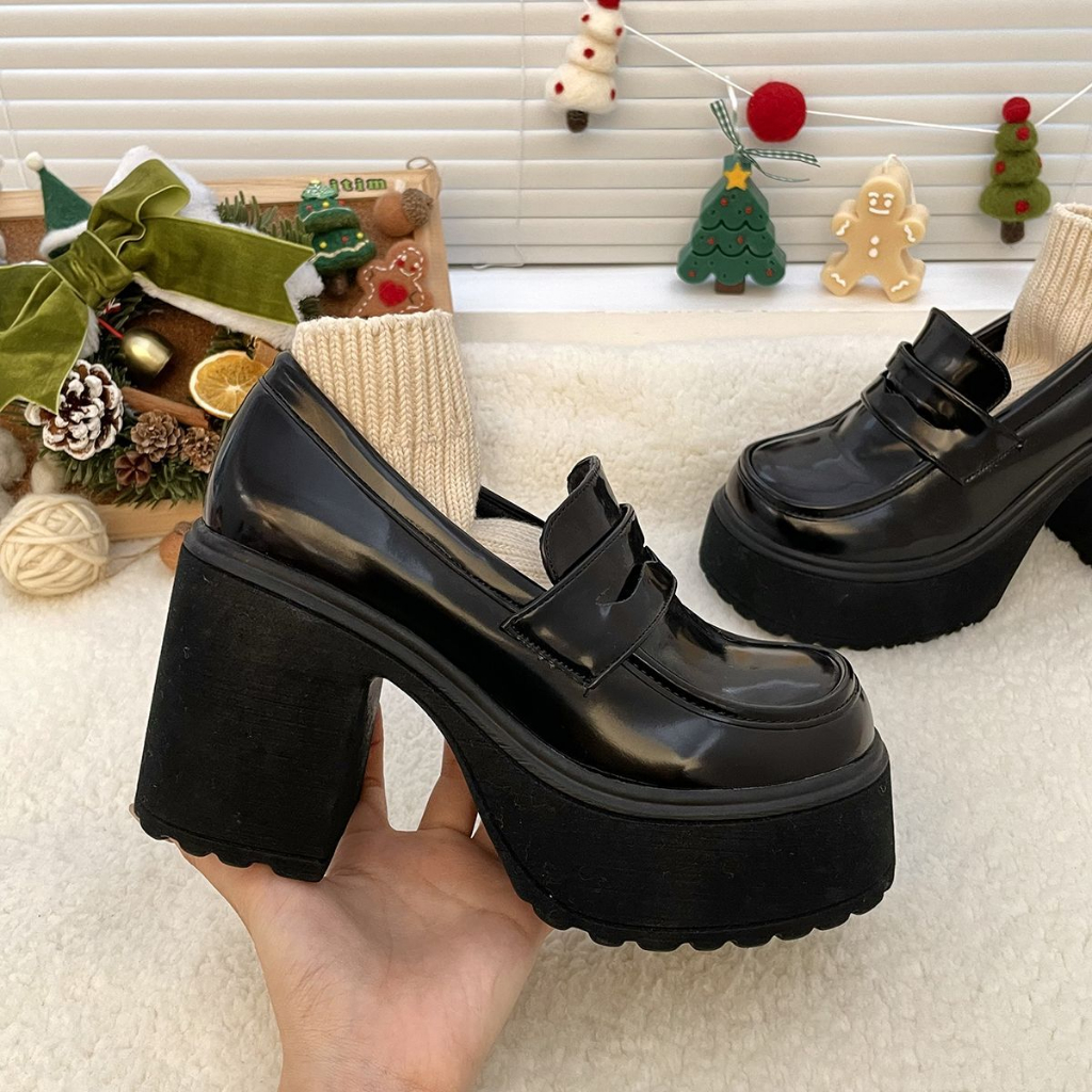 JINxCHOY SHOES รองเท้าโลฟเฟอร์ หนัง PU ส้นหนา หัวกลม ระบายอากาศ เข้ากับทุกการแต่งกาย สไตล์เกาหลีเรโทร สําหรับผู้หญิง Y2K รองเท้านักเรียน ราคาส่ง จากโรงงาน