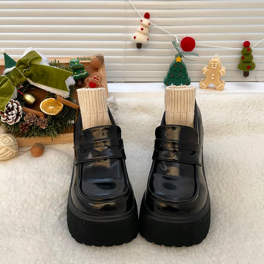 JINxCHOY SHOES รองเท้าโลฟเฟอร์ หนัง PU ส้นหนา หัวกลม ระบายอากาศ เข้ากับทุกการแต่งกาย สไตล์เกาหลีเรโทร สําหรับผู้หญิง Y2K รองเท้านักเรียน ราคาส่ง จากโรงงาน