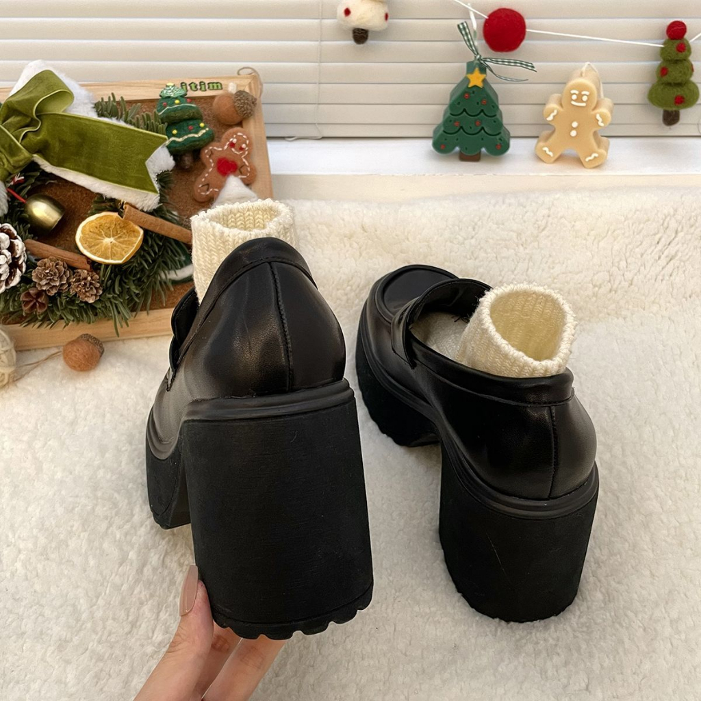 JINxCHOY SHOES รองเท้าโลฟเฟอร์ หนัง PU ส้นหนา หัวกลม ระบายอากาศ เข้ากับทุกการแต่งกาย สไตล์เกาหลีเรโทร สําหรับผู้หญิง Y2K รองเท้านักเรียน ราคาส่ง จากโรงงาน