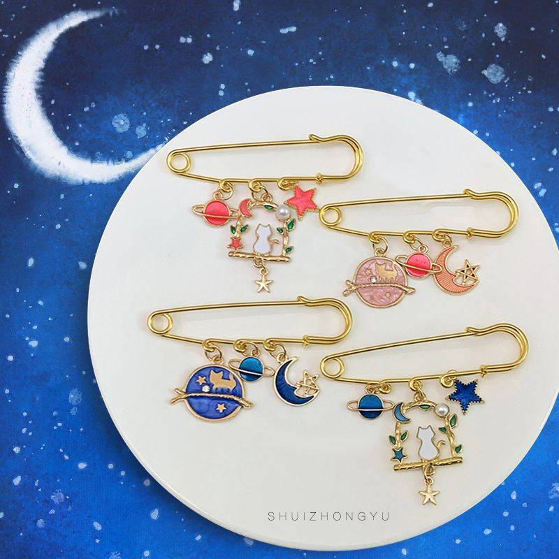 เครื่องประดับ เข็มกลัด โลหะผสม จี้รูปแมว ดาวเคราะห์ ท้องฟ้ากลางคืน สีชมพู สีฟ้า แบบสร้างสรรค์ แฟชั่นสําหรับเด็ก