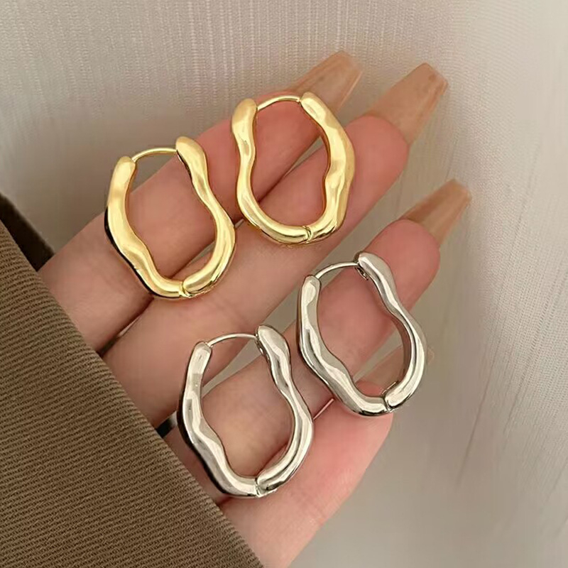 ต่างหูห่วงเงินเรียบง่ายใหม่สําหรับผู้หญิงดีไซน์บิดเบี้ยวมีสไตล์อุปกรณ์เสริมยอดนิยม