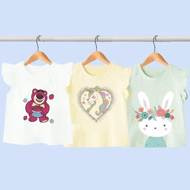 เสื้อยืดลําลอง ผ้าฝ้าย แขนสั้น แต่งระบาย ลายหมีสตรอเบอร์รี่ คุณภาพสูง สําหรับเด็กผู้หญิง