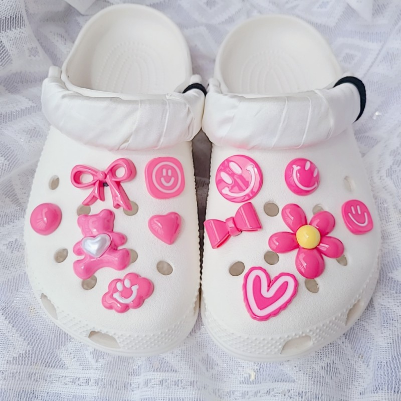 10 ชิ้น ตุ๊กตาบาร์บี้ สีชมพูกุหลาบ หน้ายิ้ม Croc Charm ริบบิ้น หมี Jibbitz นักเรียน เด็กผู้หญิง รองเท้าแตะ อุปกรณ์เสริม