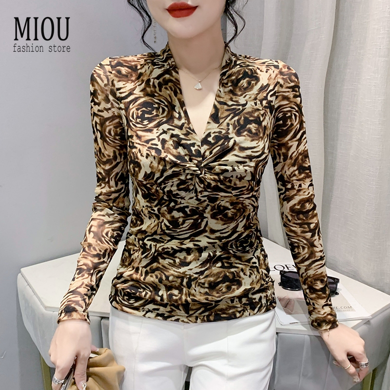 เหมียว 2025 ฤดูใบไม้ร่วงใหม่คอวีแฟชั่นพิมพ์ตาข่ายแขนยาวเสื้อยืดสลิมฟิตและอเนกประสงค์เสือดาวพิมพ์ด้านบนสําหรับผู้หญิงเสื้อ