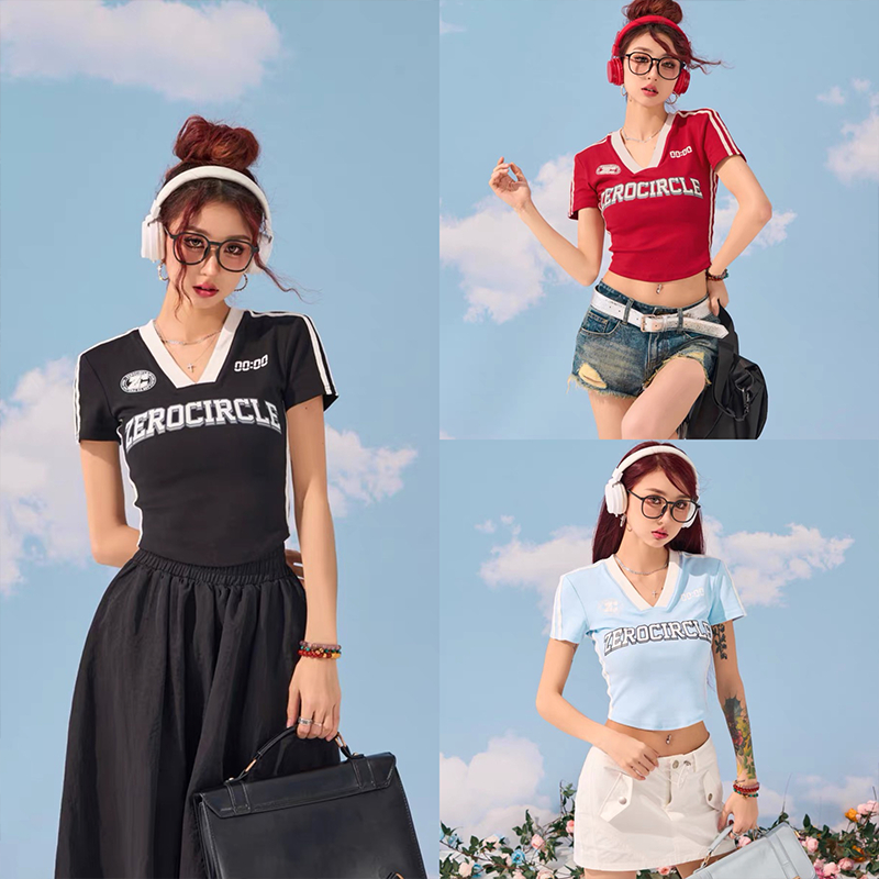 คอวี เข้ารูป พิมพ์ลาย เสื้อครอป เสื้อผู้หญิงแฟชั่น ครอป สไตล์อเมริกันเรโทร
