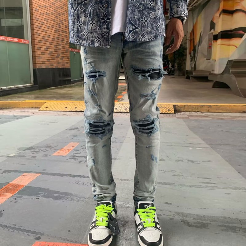 Amiri High Street Fashion Mens Jeans วินเทจสีฟ้าอ่อนผอมเจาะหนังแพทช์ออกแบบปุ่มคุณภาพผู้ชายฮิปฮอปแฟชั่นกางเกงยีนส์