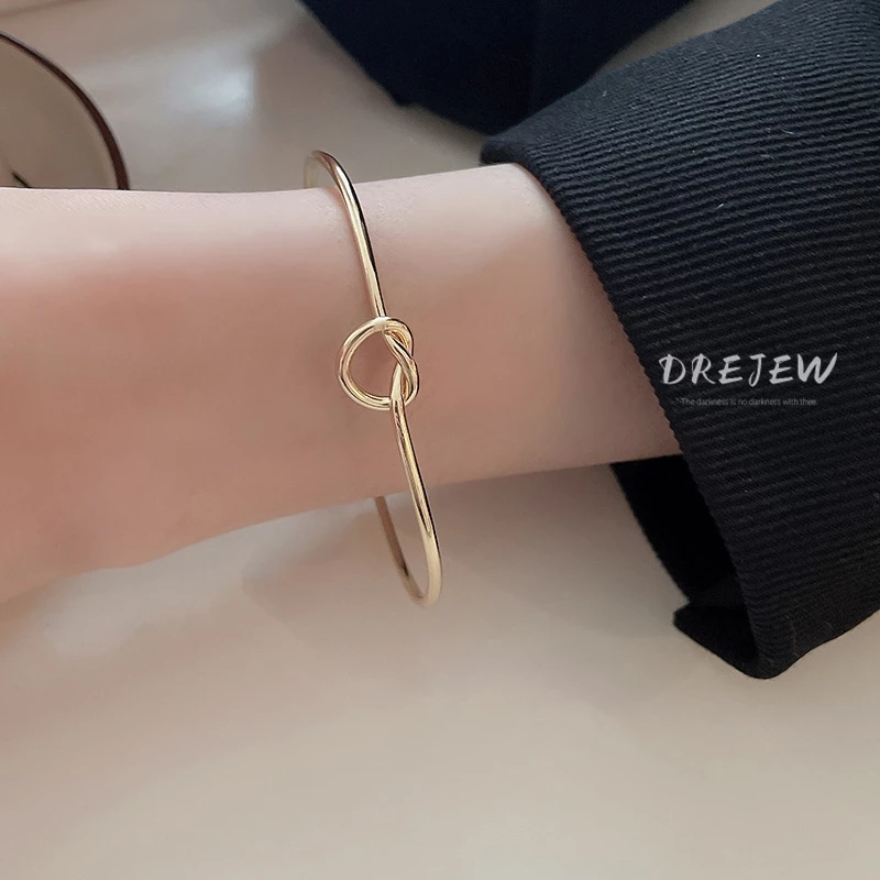 DREJEW สร้อยข้อมือโลหะ ผูกปม ความรัก สไตล์ยุโรป และอเมริกา การออกแบบเฉพาะ เกาหลี ins สร้อยข้อมืออเนกประสงค์ ที่เรียบง่าย แพ้ง่าย