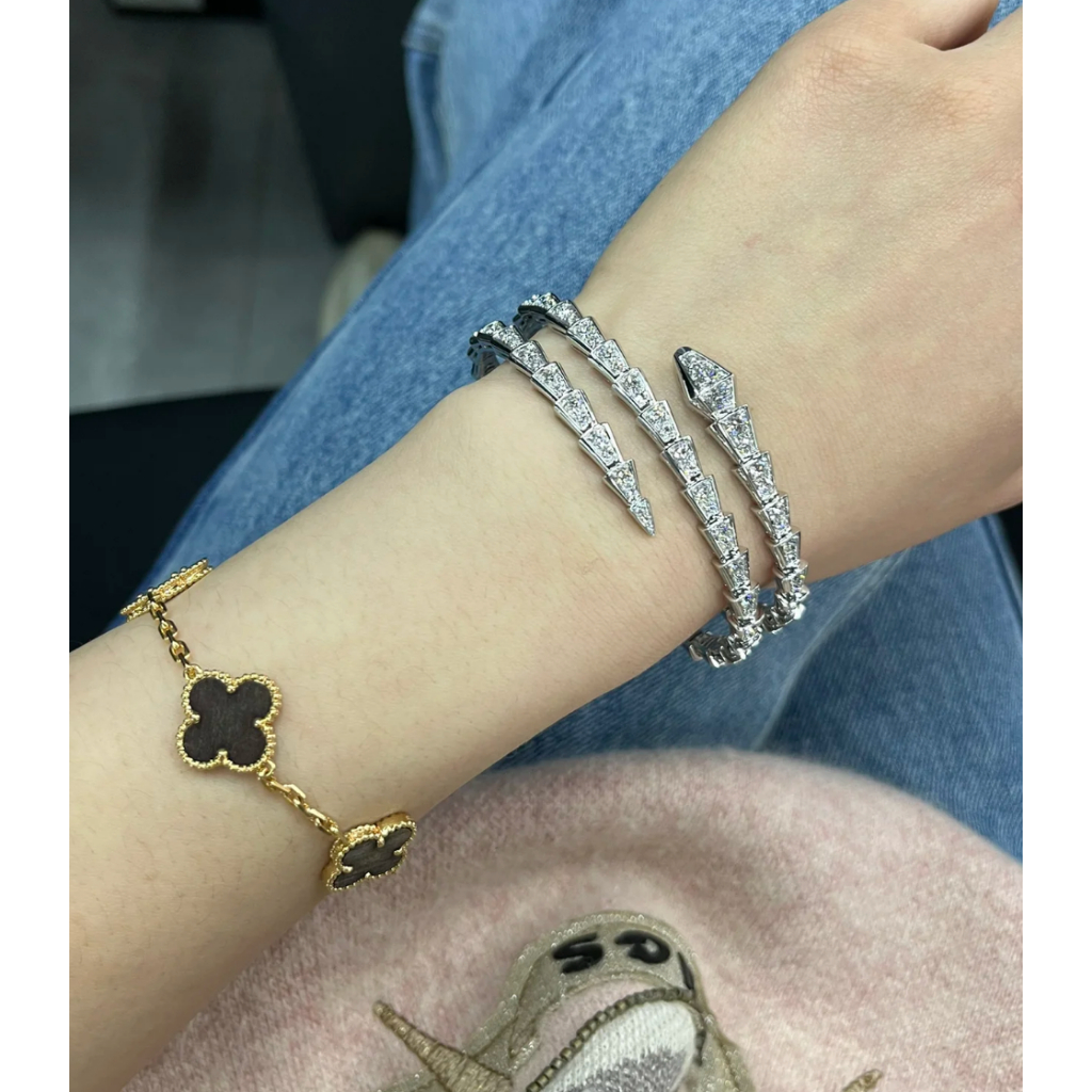 สร้อยข้อมือ สีขาว สีทอง 18 Kt 2023