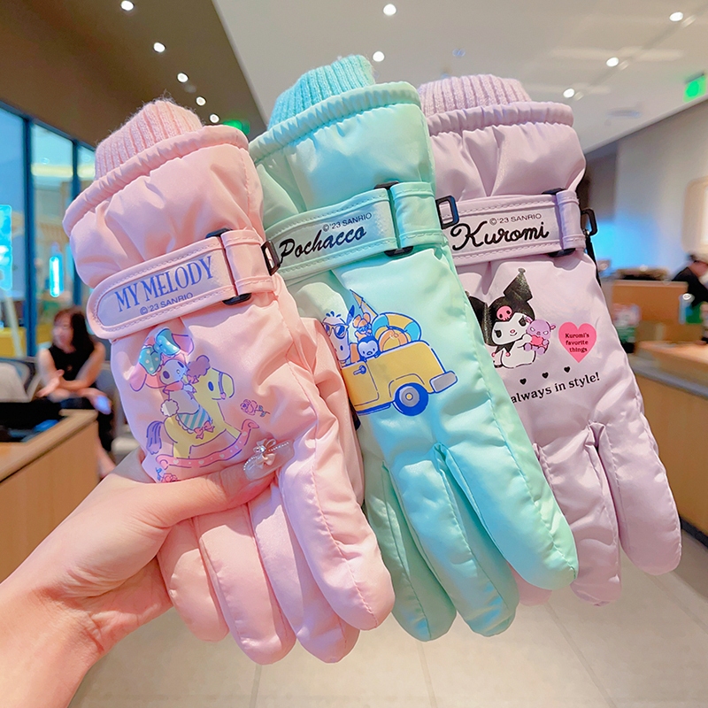 ถุงมือกันหนาว Sanrio☃️ เล่นหิมะได้ มีสายรัดที่ข้อมือ มีกันลื่นท่ีฝ่ามือ สำหรับเด็ก 6-10 ขวบ，ถุงมือกันหนาว กันน้ำ เล่นหิมะ ， มีกันลื่นตรงนิ้ว และฝ่ามือ