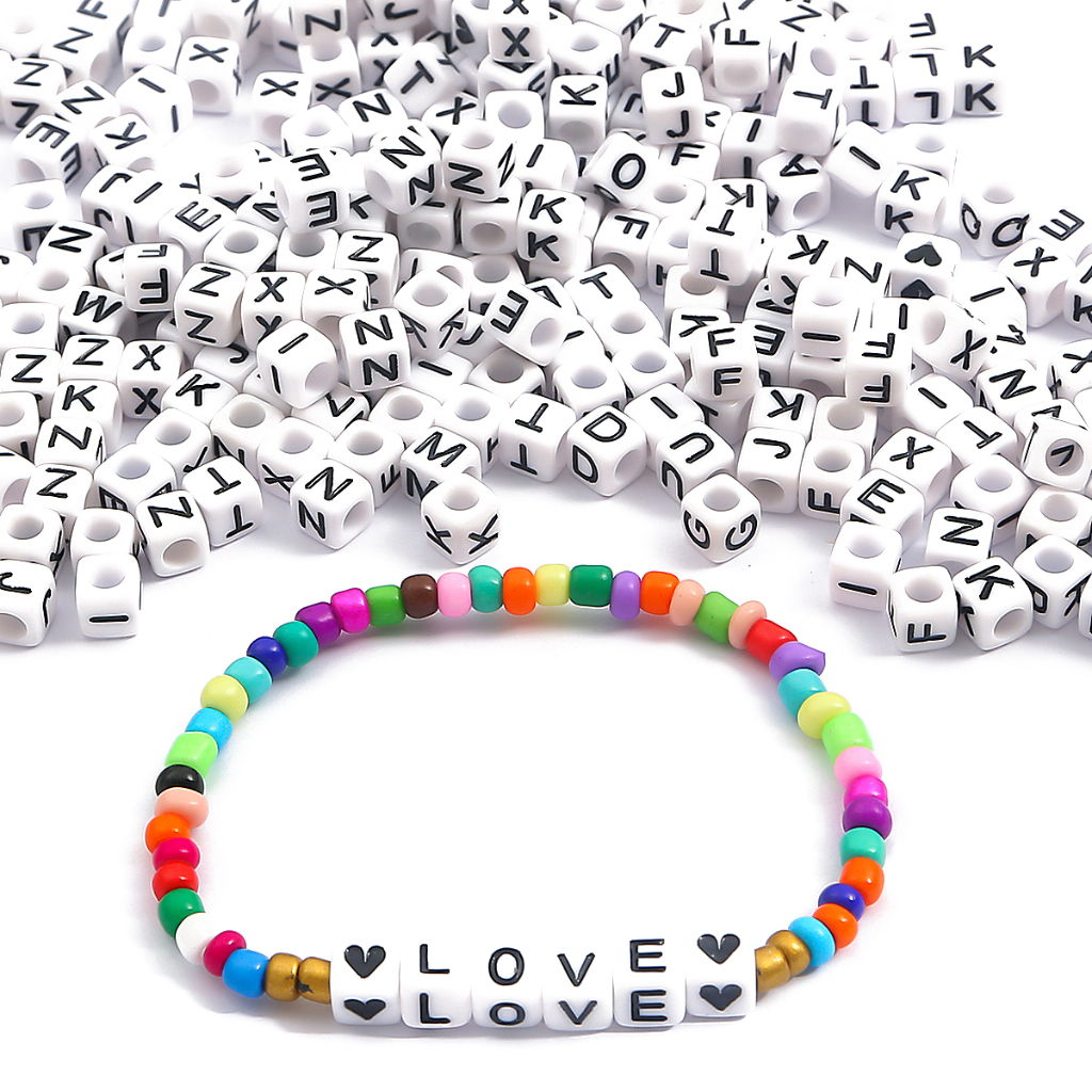 100pcs 6x6mm อะคริลิคลูกปัดตัวอักษร AZ สีขาวสำหรับเครื่องประดับทำ DIY สร้อยคอลูกปัดอุปกรณ์เสริม