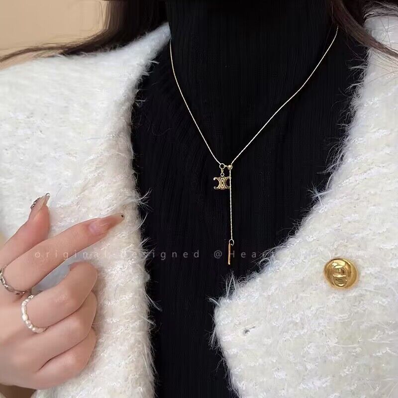 สร้อยคอโซ่เหล็กไทเทเนียม จี้รูปตัว C ตัวอักษร หรูหรา แฟชั่นฤดูใบไม้ร่วง และฤดูหนาว สําหรับผู้หญิง