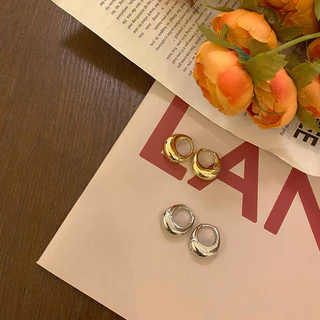 ต่างหูโลหะ ระดับไฮเอนด์ เรียบง่าย สีพื้น แฟชั่นสําหรับผู้หญิง