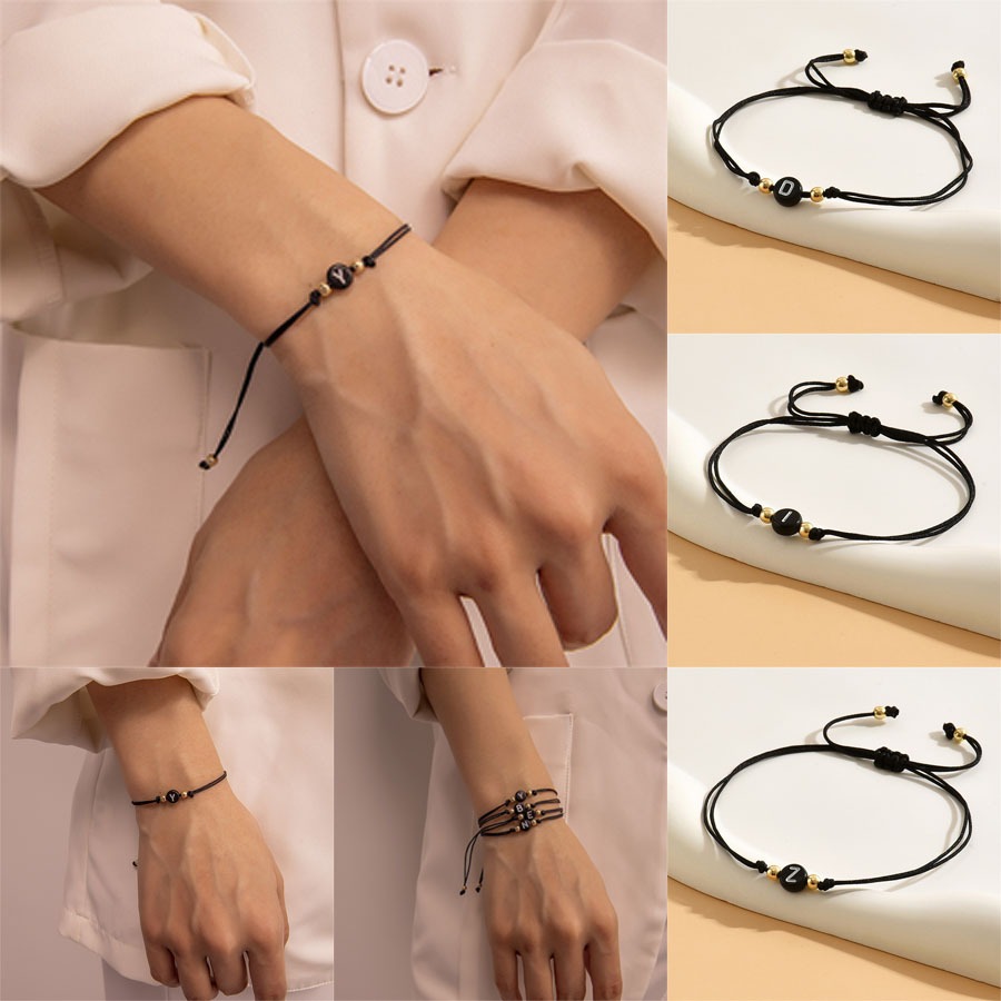 สร้อยข้อมือ เชือกถัก ประดับลูกปัด ลายตัวอักษรภาษาอังกฤษ A-Z 26 ตัว สามารถปรับได้ สีดํา เครื่องประดับ ของขวัญ สําหรับผู้ชาย และผู้หญิง