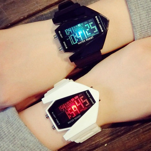 [ข้อเสนอพิเศษเวลาจํากัด] นาฬิกาข้อมืออิเล็กทรอนิกส์ พร้อมไฟ LED สว่าง สไตล์เกาหลี ฮาราจูกุ อเนกประสงค์ สวมใส่สบาย แฟชั่นสําหรับผู้ชาย และผู้หญิง