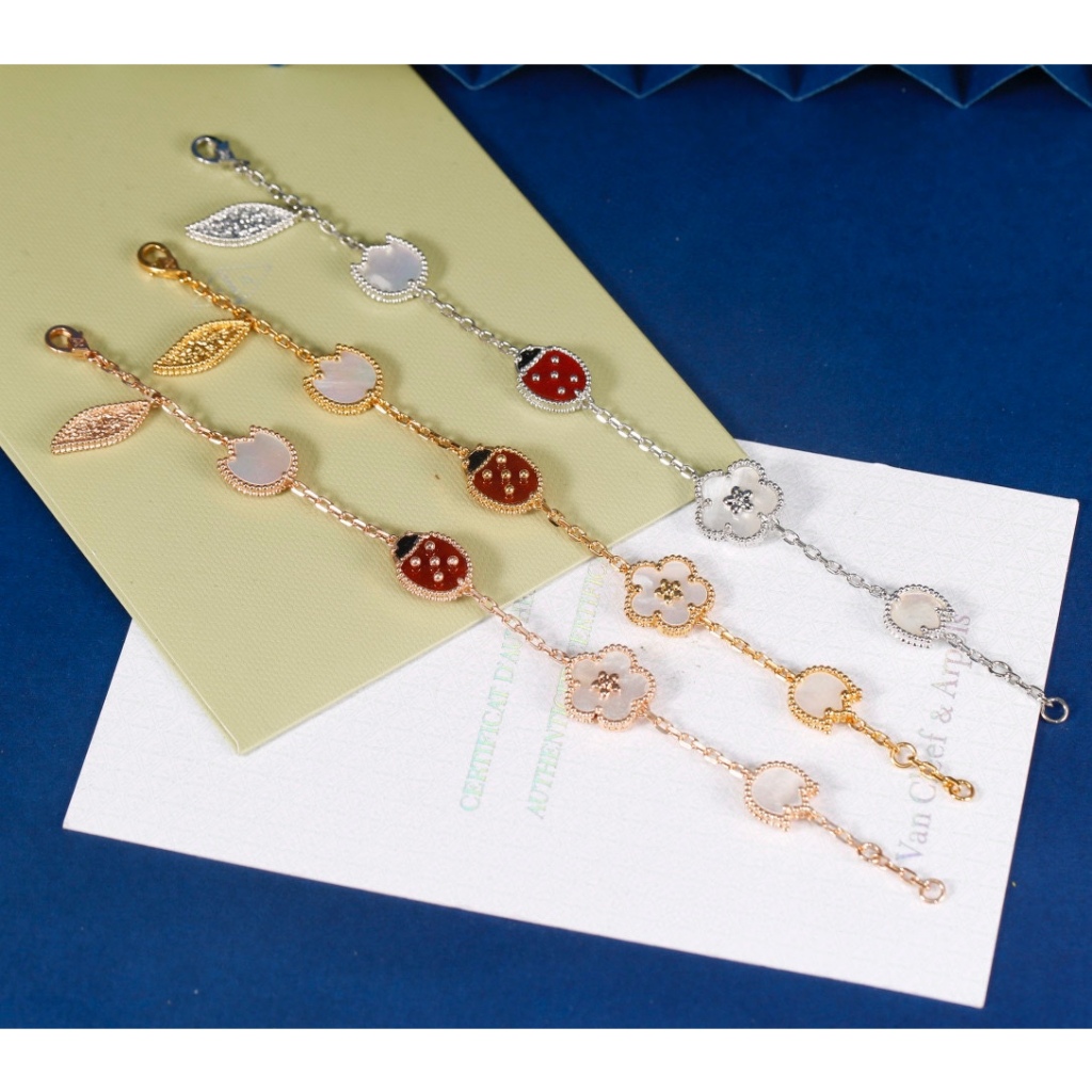 สไตล์ใหม่ v & ca สร้อยข้อมือ ไทเทเนียมเหล็ก รูปดอกพลัม เต่าทอง สีขาว ไม่จางหาย แฟชั่นสําหรับผู้หญิง ราคาถูก Shopee Lazada