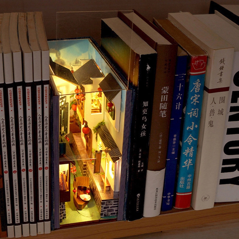 ตกแต่งซอกหนังสือ DIY ชุดชั้นวางชั้นวางหนังสือ ทิวทัศน์ Jiangnan ขนาดเล็กในประเทศจีน บ้านตุ๊กตาพร้อมไฟ LED เครื่องประดับสร้างสรรค์ ถนนโบราณ ของขวัญวันเกิดสำหรับผู้ใหญ่ ของขวัญคริสต์มาส ประกอบของเล่นสำหรับเด็ก