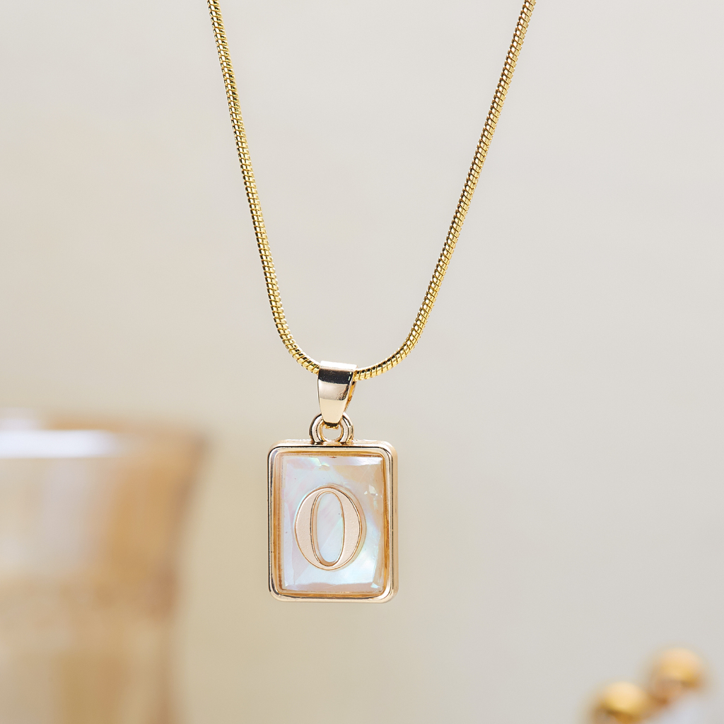 สร้อยคอโซ่งู ทอง 18k จี้ตัวอักษร A-Z 26 ตัว ไม่จางหาย เครื่องประดับ แฟชั่นคู่รัก สําหรับผู้หญิง