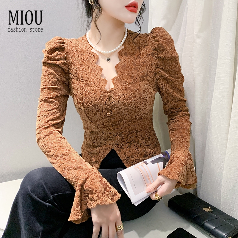 Miou เสื้อเบลาส์แขนยาว คอวี แขนพอง แต่งริบบิ้นลูกไม้ สไตล์ตะวันตก แฟชั่นฤดูใบไม้ผลิ สําหรับผู้หญิง 2024