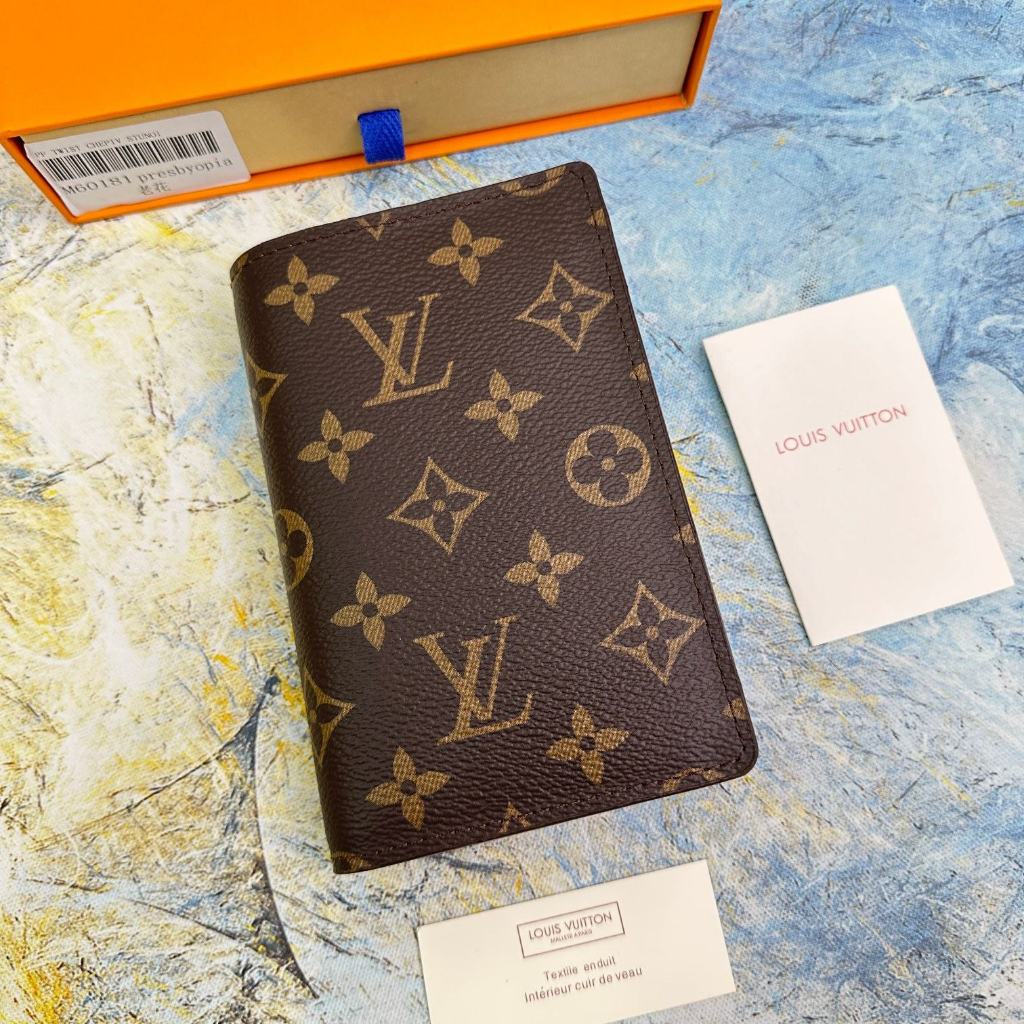 【 Box 】Louis-Vuitto L-V ใหม่ ของแท้ 100% คลิปหนีบหนังสือเดินทาง แบบหนัง พิมพ์ลาย แฟชั่น M60181