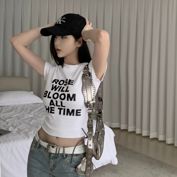 เสื้อยืดแขนสั้นทรงสลิมพิมพ์ลายตัวอักษรสุภาพสตรี