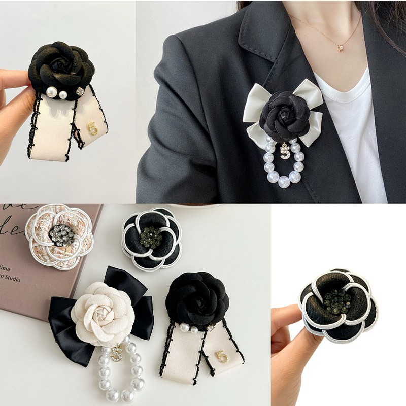 เข็มกลัดโบว์พวงมาลัยดอกแคมเลียแบบเรโทร เสริมสไตล์แฟชั่นเสื้อผ้าด้วยไข่มุกและโซ่