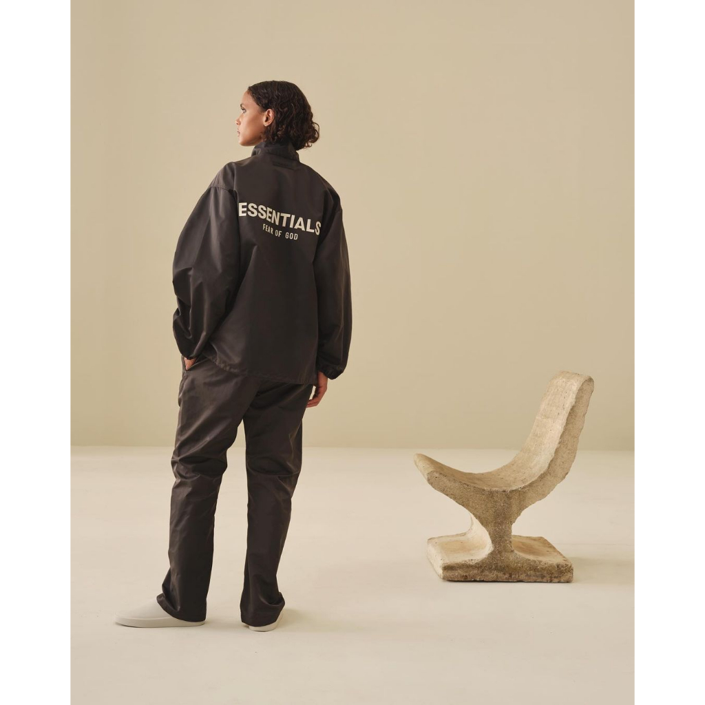 Fear OF GOD ESSENTIALS FOG 23FW ใหม่ เสื้อแจ็กเก็ตโค้ชลําลอง ทรงหลวม พิมพ์ลายตัวอักษร ด้านหลัง สไตล์สตรีท สําหรับคู่รัก
