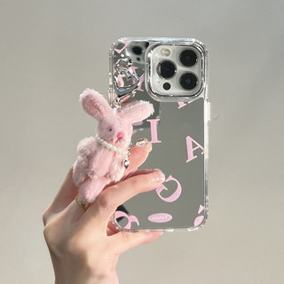 Huiwanju Pink Rabbit จี้กระจกเงาสำหรับ iPhone 16promax Pink Rabbit 15promax น่ารัก 14pro การ์ตูน 13promax Plush จี้ 12 ตัวอักษรที่เรียบง่าย 11 กรณีโทรศัพท์สีชมพู xsmax ป้องกันการตก xr เต็มห่อขอบ xs / x