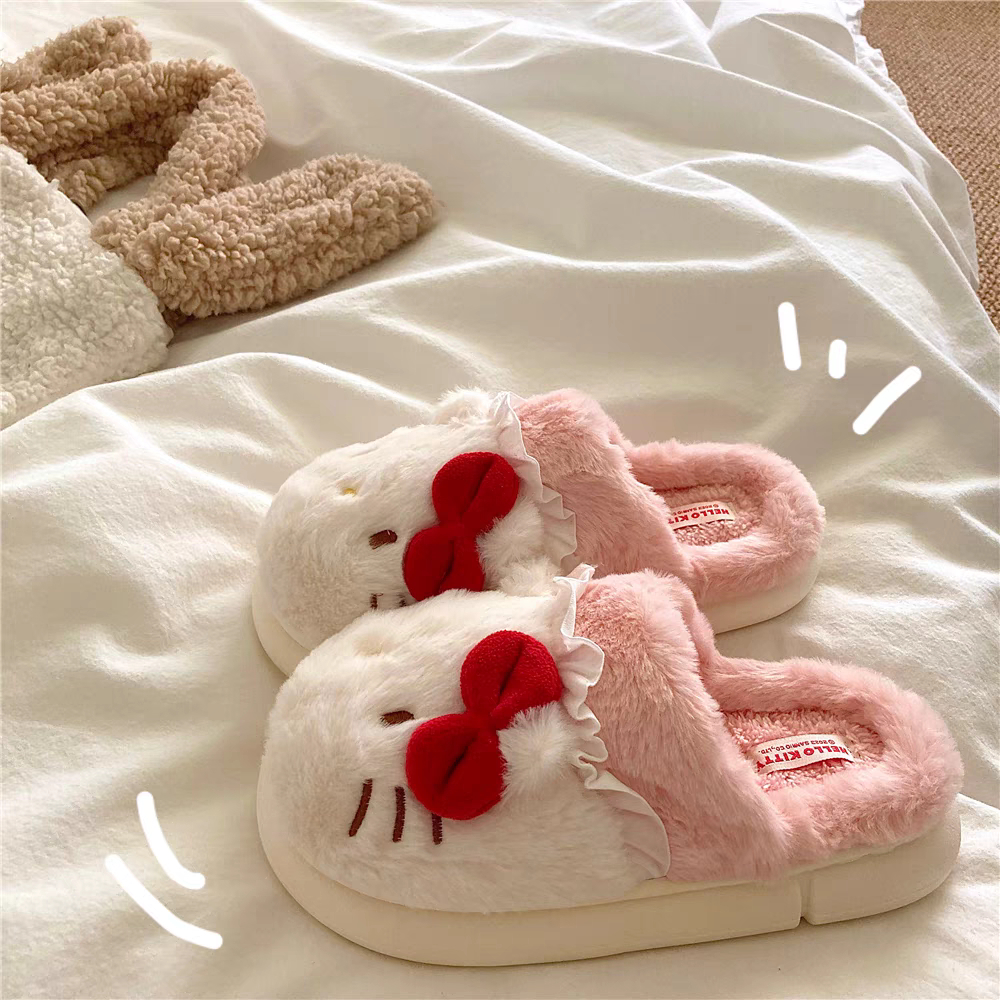 พร ้ อมส ่ ง จัดส ่ งฟรี รองเท ้ าแตะตุ ๊ กตา Sanrio Co-Branded นุ ่ มสบาย Plush หนาฤดูหนาวรองเท ้ าแตะอบอุ ่ นรองเท ้ าแตะในร ่ มรองเท ้ าผ ้ าฝ ้ าย Shit-Stepping Fluffy รองเท ้ าแตะน ่ ารัก Girly หัวใจ